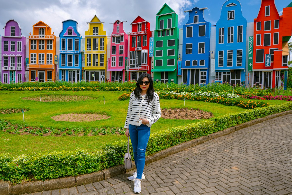 A traveler in front of a row of colorful houses